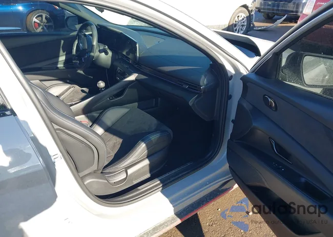 KMHLW4AK1PU015981: 43949384