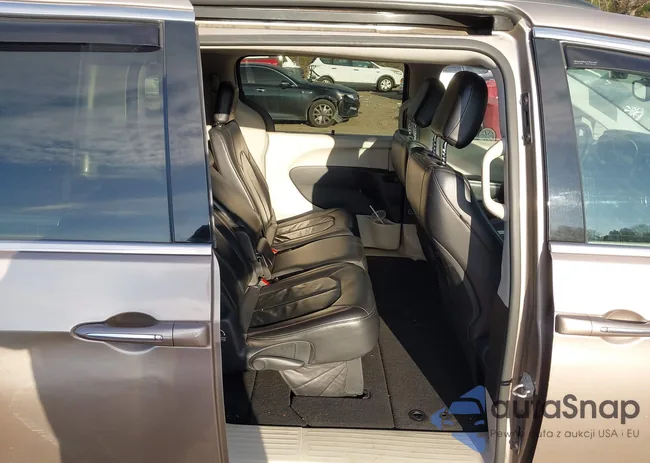 2C4RC1BGXHR796613: 43951957