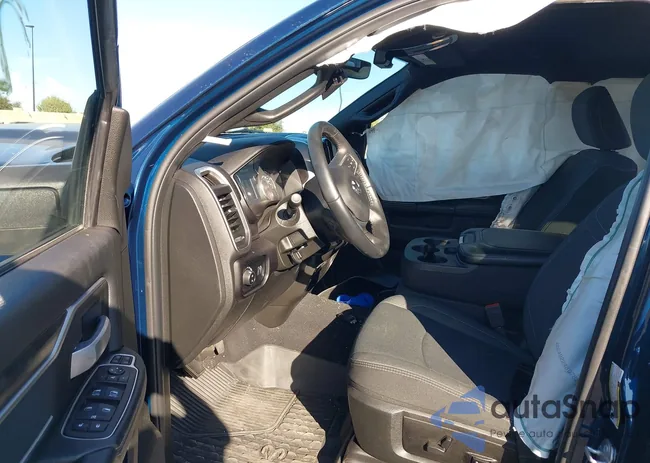 3C6UR5DJ3RG383228: 43952305