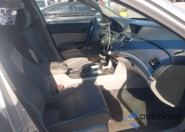 1HGCP2F31BA020505: 43953852