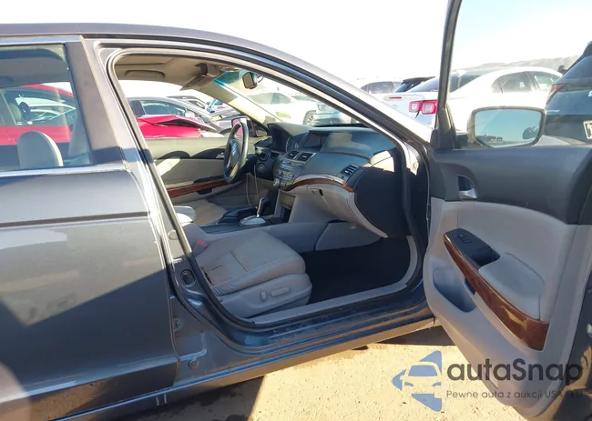 1HGCP2F87BA008113: 43957724