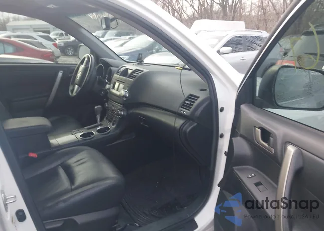 5TDBK3EH1BS052174: 43968867