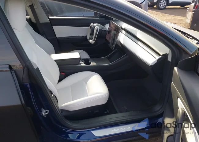 5YJ3E1EB1JF097680: 43983646