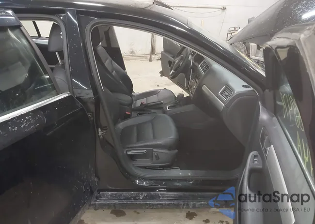 3VWD17AJ1EM429471: 43988478