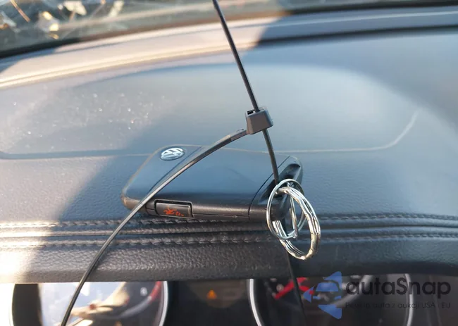 1V2MR2CA2JC596962: 43990948