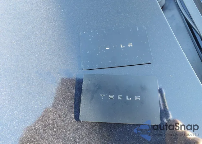 5YJ3E1EA2JF070995: 43990996