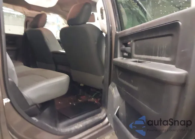 3C6UR5CL1JG390928: 43991135