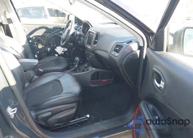 3C4NJDDB9JT191802: 43993042