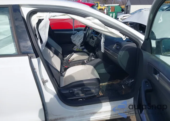 3VWD17AJ5HM299702: 43995647