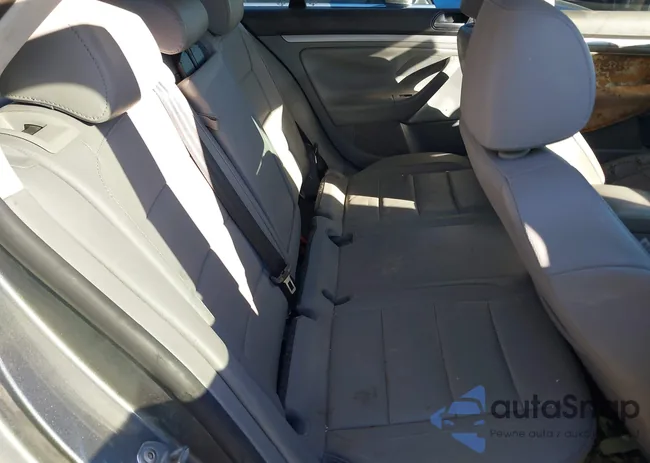 3VWRM71K48M105232: 44005147