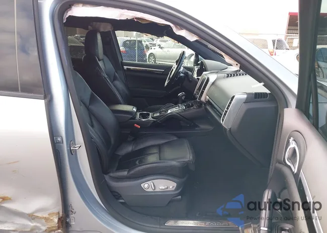 WP1AA2A28HKA84614: 44011979