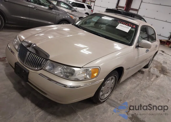 1LNHM82W81Y684950: 44012928