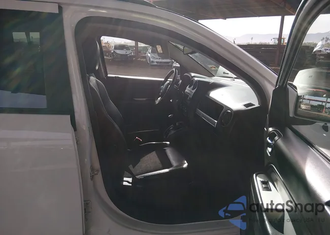 1C4NJDEB3GD594154: 44015257