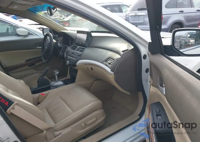 1HGCP3F84AA001043: 44018555