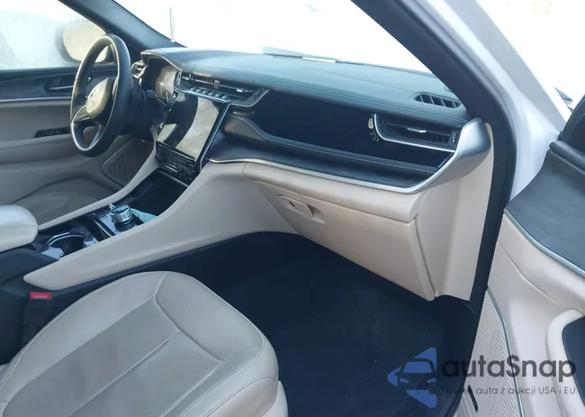 1C4RJYB65N8721296: 44025946