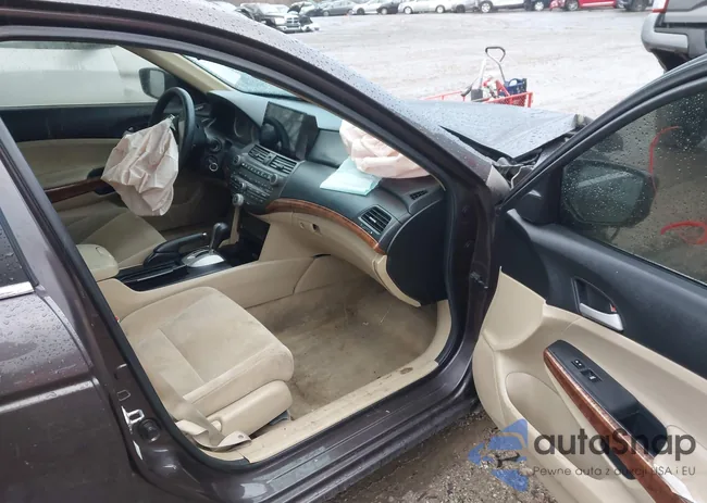 1HGCP2F70BA027142: 44025632