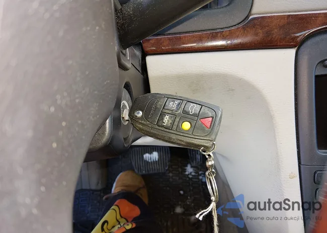 YV1TH592561440090: 44048932