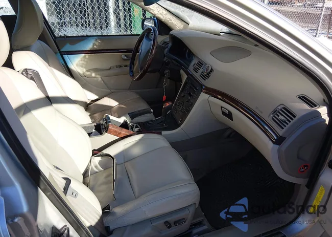 YV1TH592561440090: 44048932