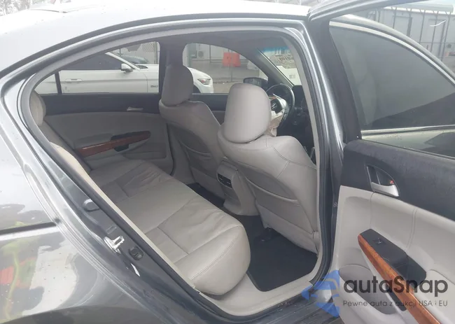 1HGCP2F82CA142366: 44060105