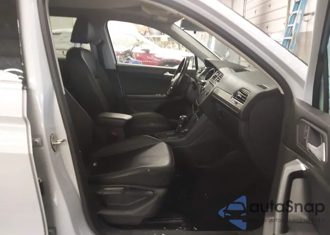 3VV3B7AX2KM071388: 44060649