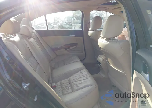 1HGCP3F88BA013195: 44060817