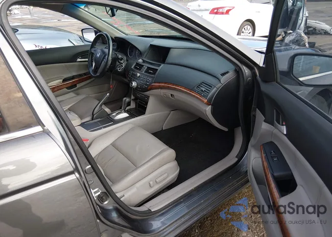 1HGCP3F84BA021357: 44069763