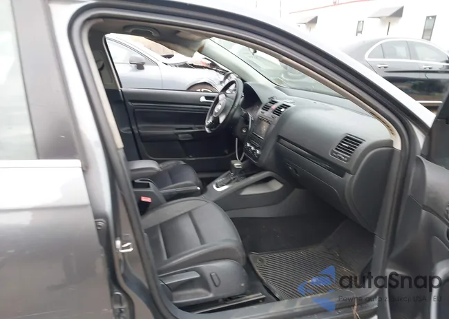 3VWRZ7AJ8AM017928: 44075899