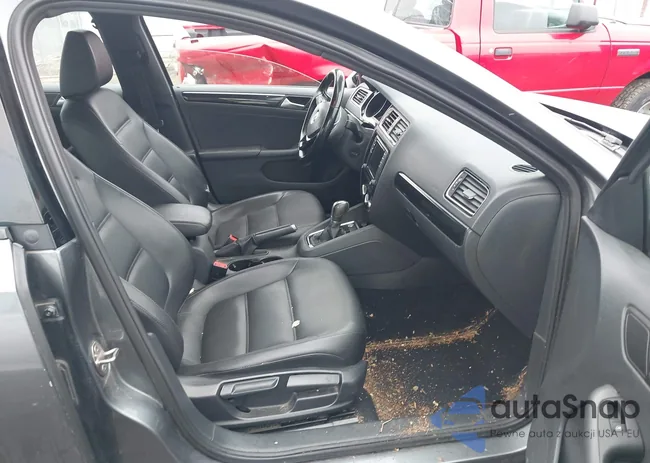 3VWD17AJ9JM208890: 44075264