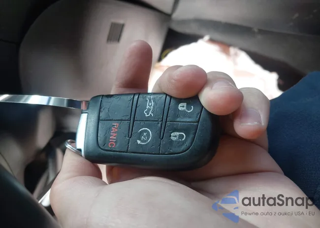 2C3CDXHG0FH759851: 44079568