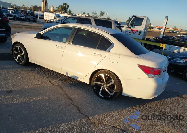 1HGCP2F31BA092482: 44082688