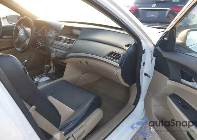 1HGCP2F31BA092482: 44082688