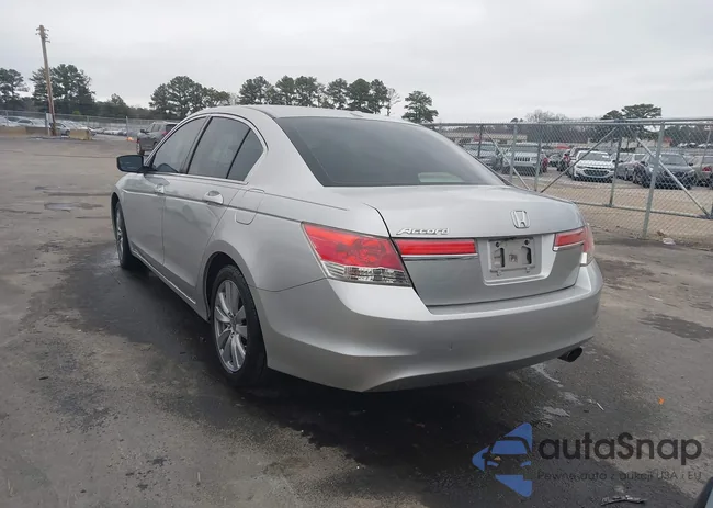 1HGCP2F82BA039205: 44085773