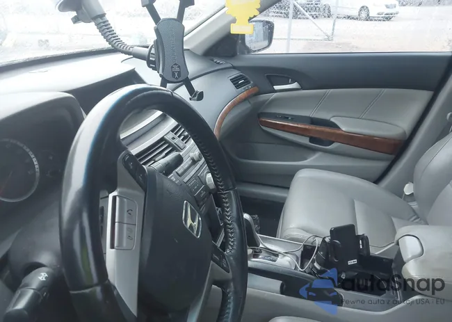 1HGCP2F82BA039205: 44085773