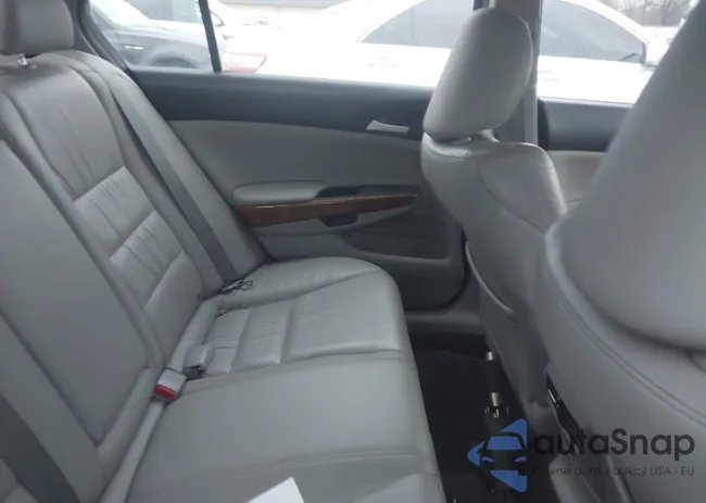 1HGCP2F82BA039205: 44085773