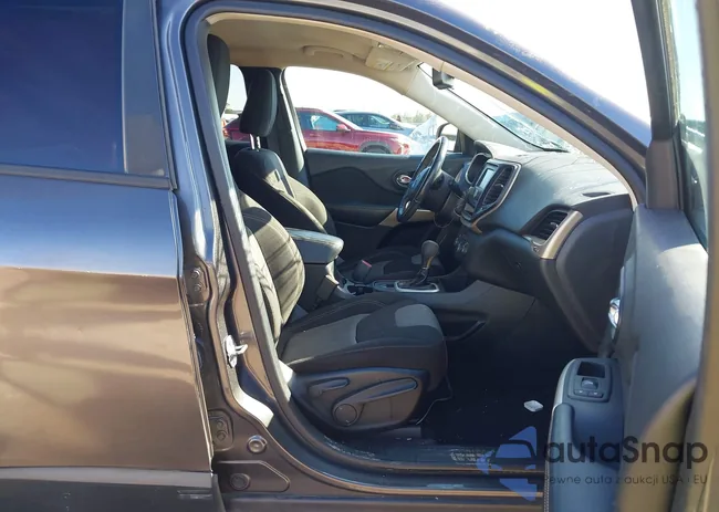 1C4PJLCB5JD563405: 44090245