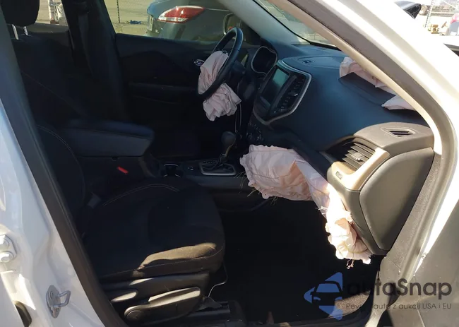 1C4PJLCB8GW176957: 44093764