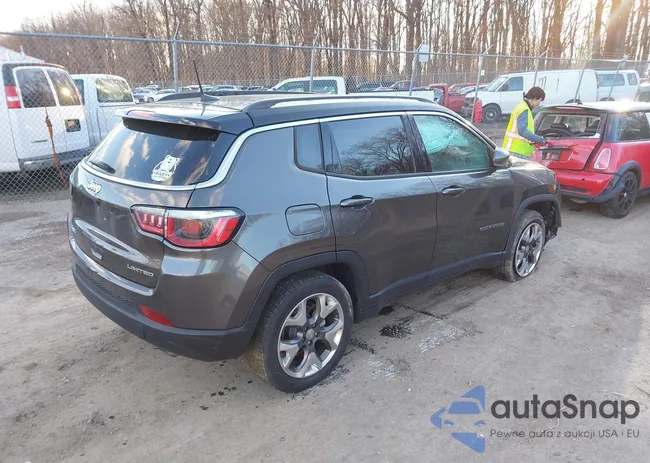 3C4NJDCB2JT131801: 44102377