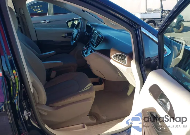 2C4RC1DG3HR756693: 44104539