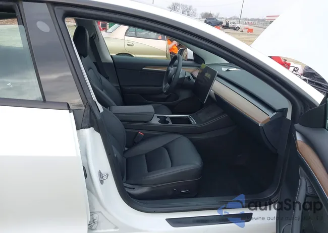 5YJ3E1EC1PF583679: 44105444