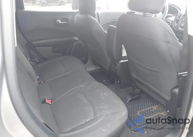 3C4NJDAB9JT284050: 44109487