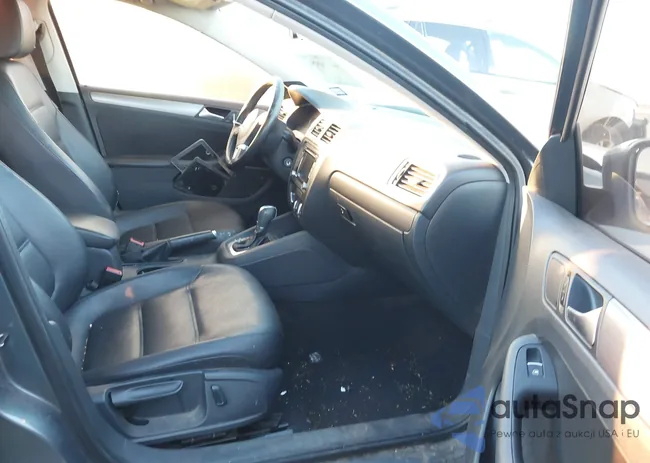 3VWLL7AJ3DM290447: 44110951