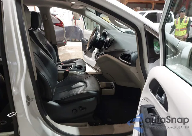 2C4RC1GG6JR232746: 44113698