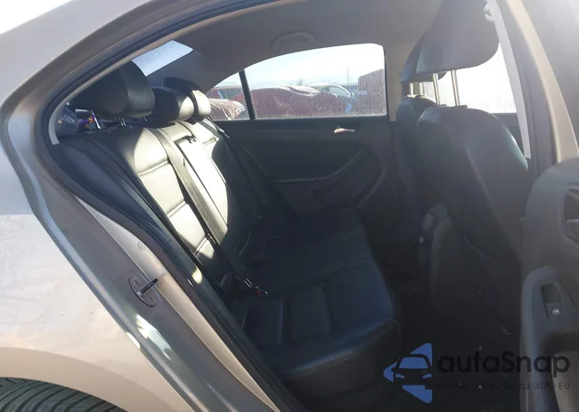 3VWD17AJ8EM302247: 44117569