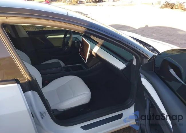 5YJ3E1EB1MF975788: 44120659