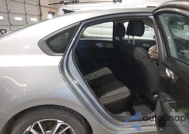 3KPF24AD1RE704029: 44122933