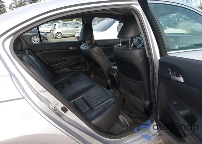 1HGCP2F68BA103763: 44128641