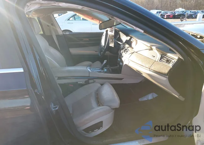 WBAKC8C56BC433889: 44128438