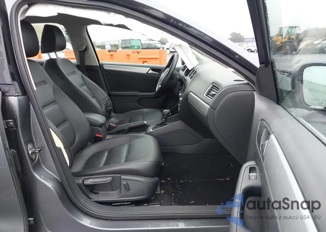 3VWD17AJ6EM285867: 44130145