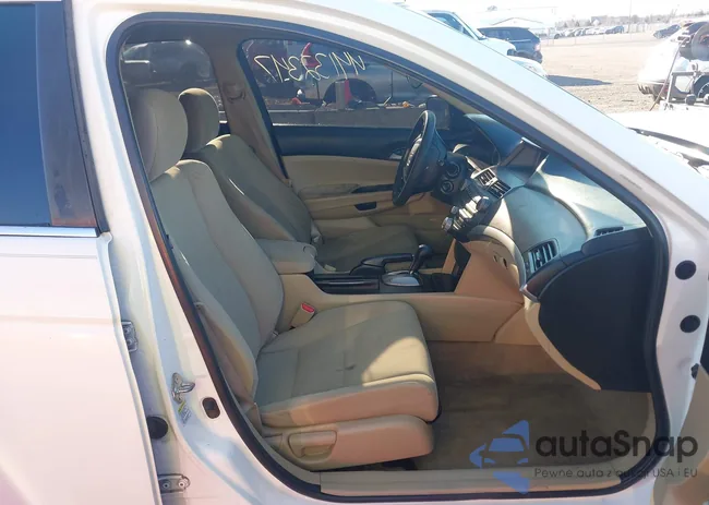 1HGCP2F45CA076327: 44132347