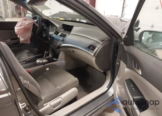 1HGCP2F72AA162492: 44135684